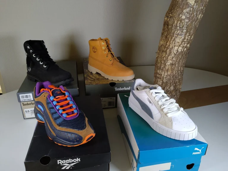 Nombreux lots neufs : chaussures, sneakers, sportswear de marque (Converse, Guess, Adidas, Nike, Dr Martens, etc…)
